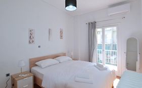 A Cozy Minimal Apartment At Koukaki, Dimitrako...
